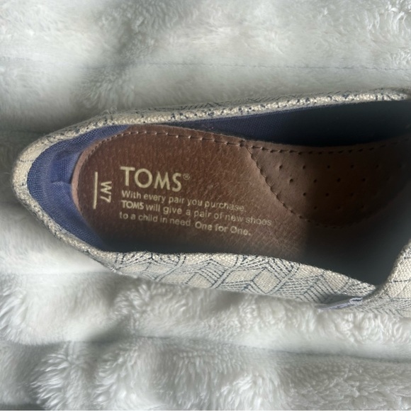 Toms Womens US7 Cream Patterned Loafers - Picture 5 of 7